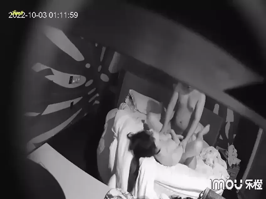 酒店暗拍大奶小少妇和中年大哥约炮